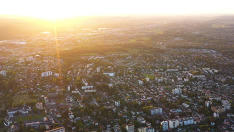 Sonnenuntergang-über-Häusern-Und-Wohngebäuden.-Luftaufnahme-Von-Pau,-Frankreich,-Grünen-Gärten